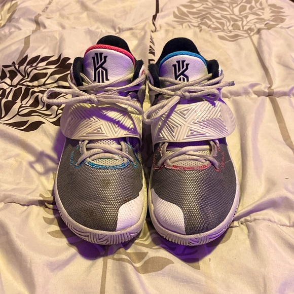 Nike Kyrie 3s - Picture 1 of 6